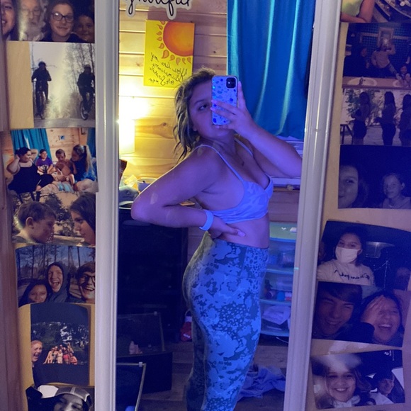 Cute Green print leggings ⚠️Cleaning out my closet⚠️ CHECK MY PAGE 4 GOO - Picture 4 of 5